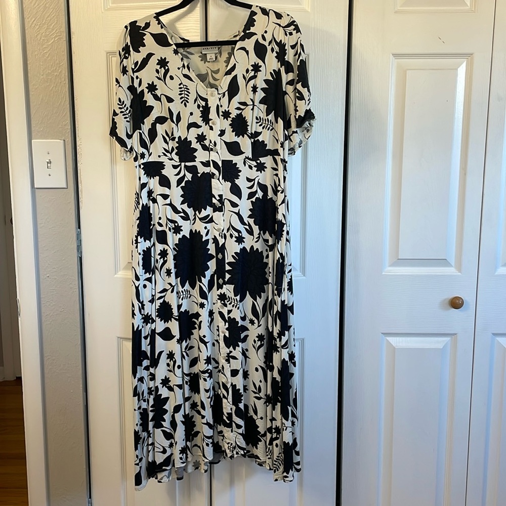 Ava & Viv Black & White Floral A-Line Pockets Button Front Size XL